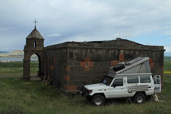 Unser Übernachtungsplatz im Windschatten der Jrapi Kirche