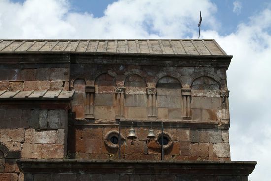 Runde Fenster beleuchten die Apsis