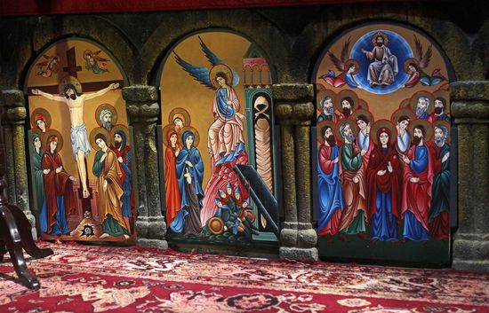 Malereien schmücken das Altar-Podest