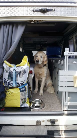 Chico an Bord mit Futter und Wasser, dann kann es ja los gehen!