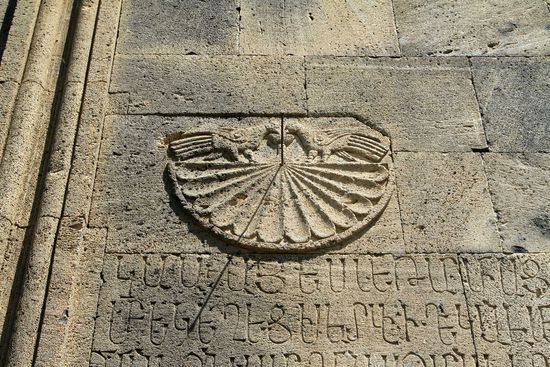 Das Kloster Thanahati  - die fein gearbeitete Sonnenuhr