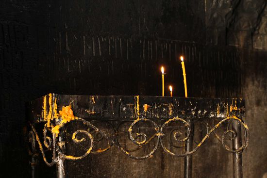 Im Inneren geben brennende Kerzen ein wenig Licht