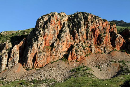 Rot leuchten die Felsen der Schlucht zum Noravankh Kloster im Abendlicht
