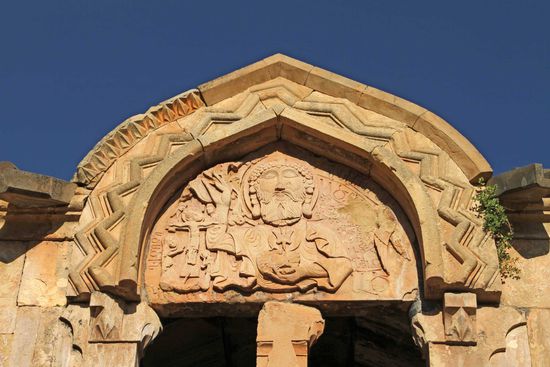 Wundervolle Reliefs schmücken die Portale