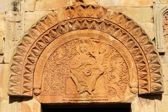 Wundervolle Reliefs schmücken die Portale