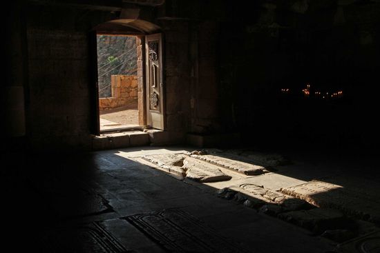 Lichteinfall in den Gavith der Neuen Täuferkirche