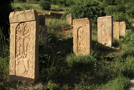Wundervolle Reliefs schmücken die Grabstelen