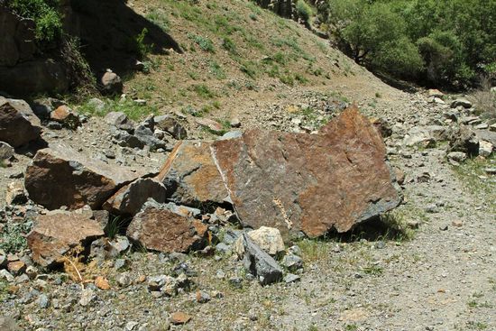 Dicke Steine und ein Erdrutsch verhindern die Weiterfahrt