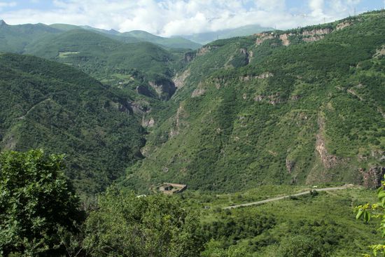 Das Kloster Tathev hoch über der Schlucht des Vorotan