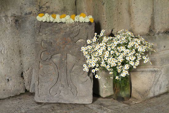 Geschmückte Grabstele