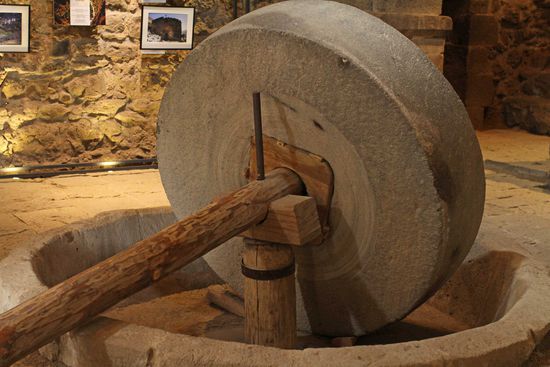 Mühlstein der historischen Ölmühle