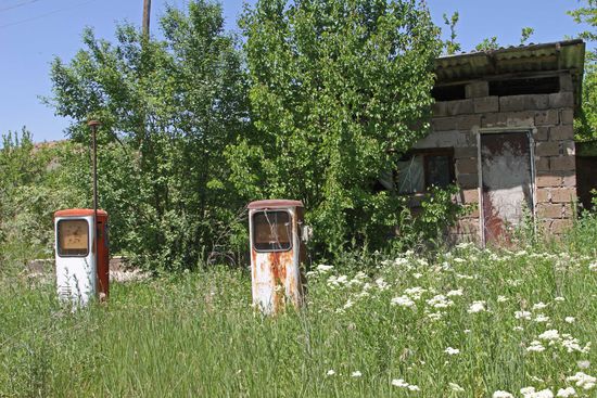 Wir müssen wohl bis zur nächsten Tankstelle fahren, um Diesel zu tanken