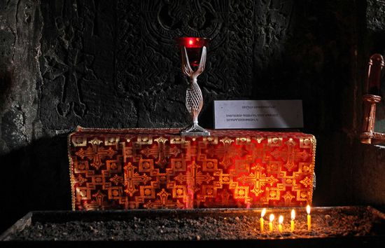 Nur Kerzen beleuchten die kleine Kapelle