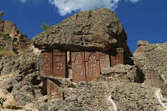 Kreuzsteine vom Felsen geschützt