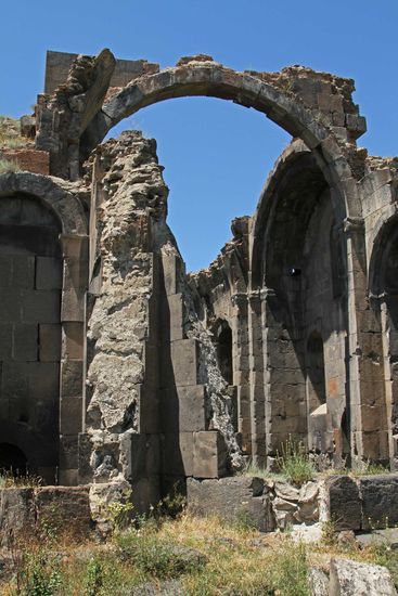 Die Ruine einer riesigen Kuppelhalle der Kirche von Ptghni aus dem 6./ 7. Jahrhundert.