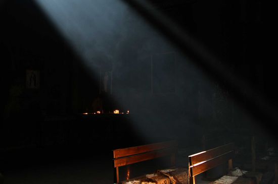 Der Ort Bjni besitzt eine große Kreuzkuppelkirche, in der uns der Lichteinfall durch zwei Fenster besonders berührt hat.