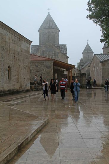 Das Kloster Hagharzin empfängt uns mit Regen und Nebel.