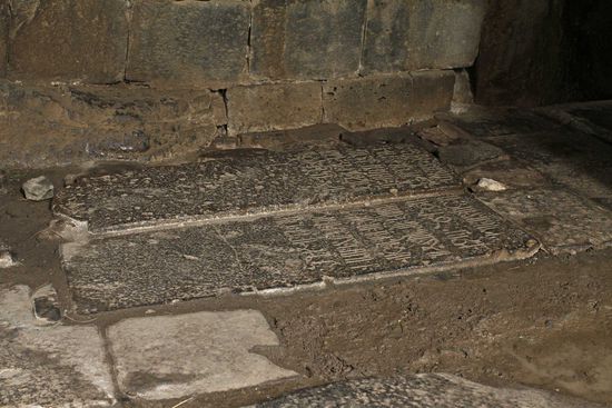 Das Kloster Haghbat - Grabplatten im Gavith