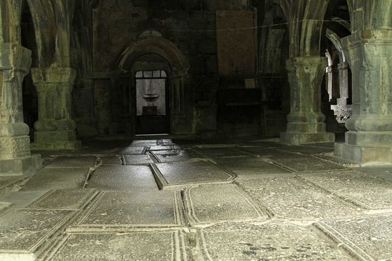 Kloster Sanahin - Grabplatten im Gavith