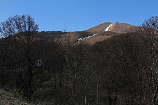 In 1500 m Höhe liegen noch Schneereste auf den Skipisten