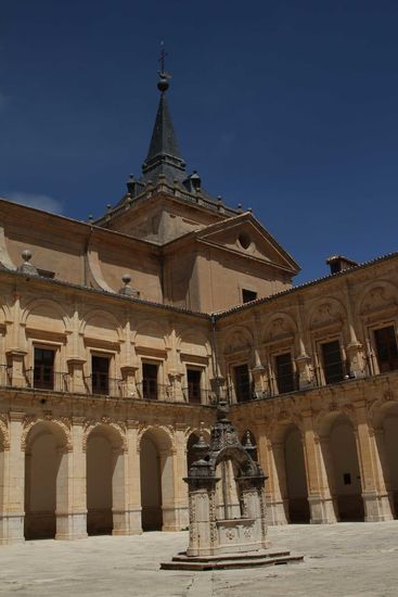 Innenhof mit Brunnen und Kreuzgang