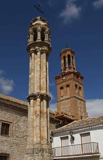 Turm der Kirche San Juan Bautista und Kreuzsäule