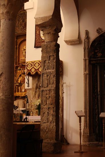 Westgotischer Pilaster mit Reliefschnitzereien