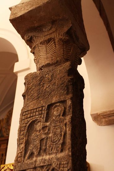 Westgotischer Pilaster mit Reliefschnitzereien