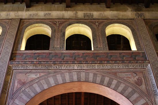 Iglesia de San Roman - bemalte Bögen