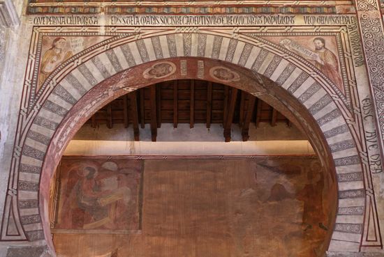 Iglesia de San Roman - bemalte Bögen