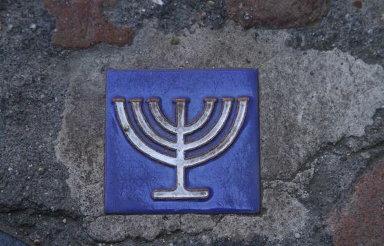 Diese kleinen Keramikfliesen im Plaster führen durch das jüdische Viertel.