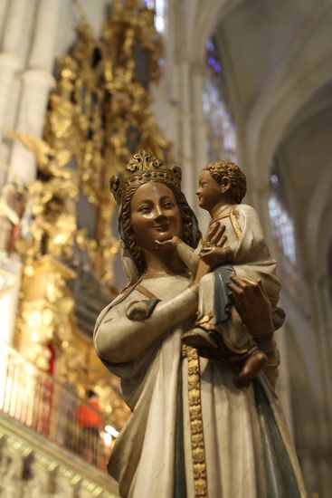 Madonnenfigur am Eingang zum Chorgestühl