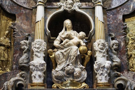 Marmoraltar mit der Figur der Nuestra Senora de la Buena Leche