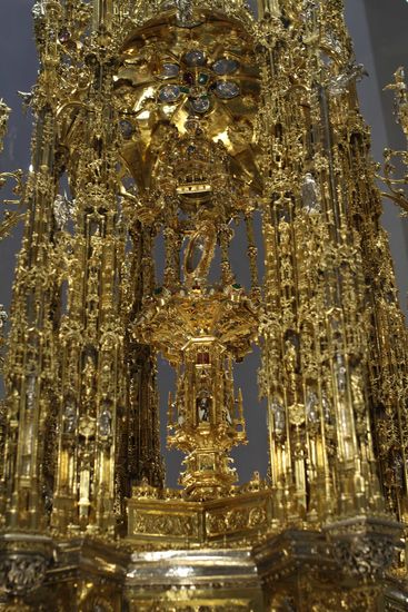 Goldene Monstranz der Fronleichnamsprozession