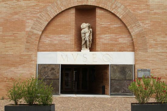 Eingang zum Römischen Museum