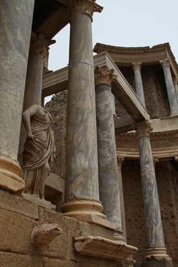 Korinthische Marmorsäulen und Statuen