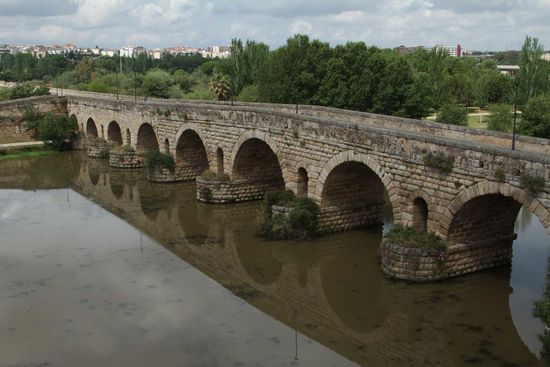 Blick von der Wehrmauer auf die Römische Brücke