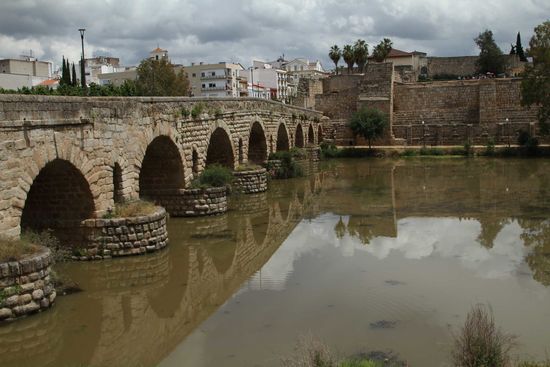Römische Brücke - Blick zum Alcazaba