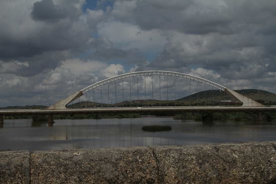 Blick zur neuen Brücke Lusitania