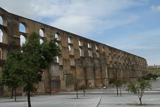 Gigantisches Amoreira Aquädukt