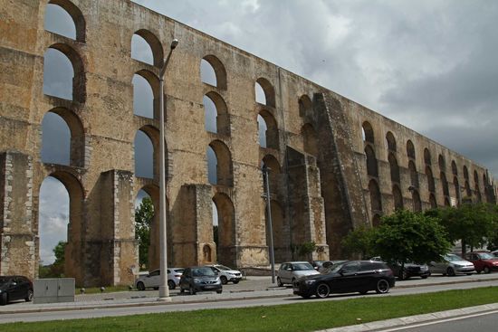 Gigantisches Amoreira Aquädukt