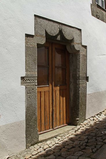 Verzierte Sandstein-Türrahmen