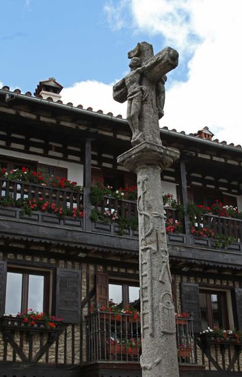 Die Säule des Steinkreuzes zeigt die Werkzeuge mit denen Jesus gefoltert wurde.