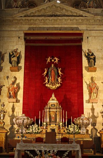 Neue Kathedrale - Hauptkapelle mit Altar