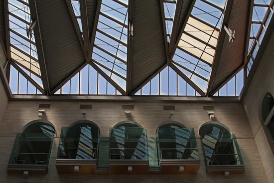 Biblioteca Publica mit modernem Glasdach