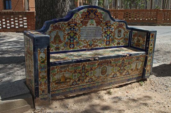 Davor eine schöne Keramik-Bank