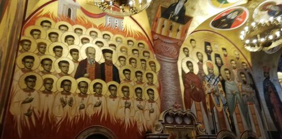 Das Fresko zeigt eine Darstellung der Gegenwart - Marx, Engels und Tito in der Hölle