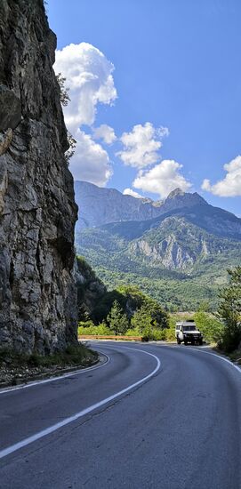 Fahrt entlang des Piva-Stausees