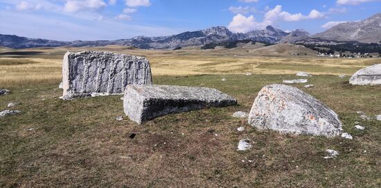 Steccis - mittelalterliche Grabsteine