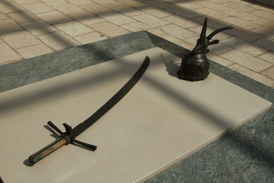 Kopie von Skanderbegs Helm und Schwert, die Originale befinden sich in Wien